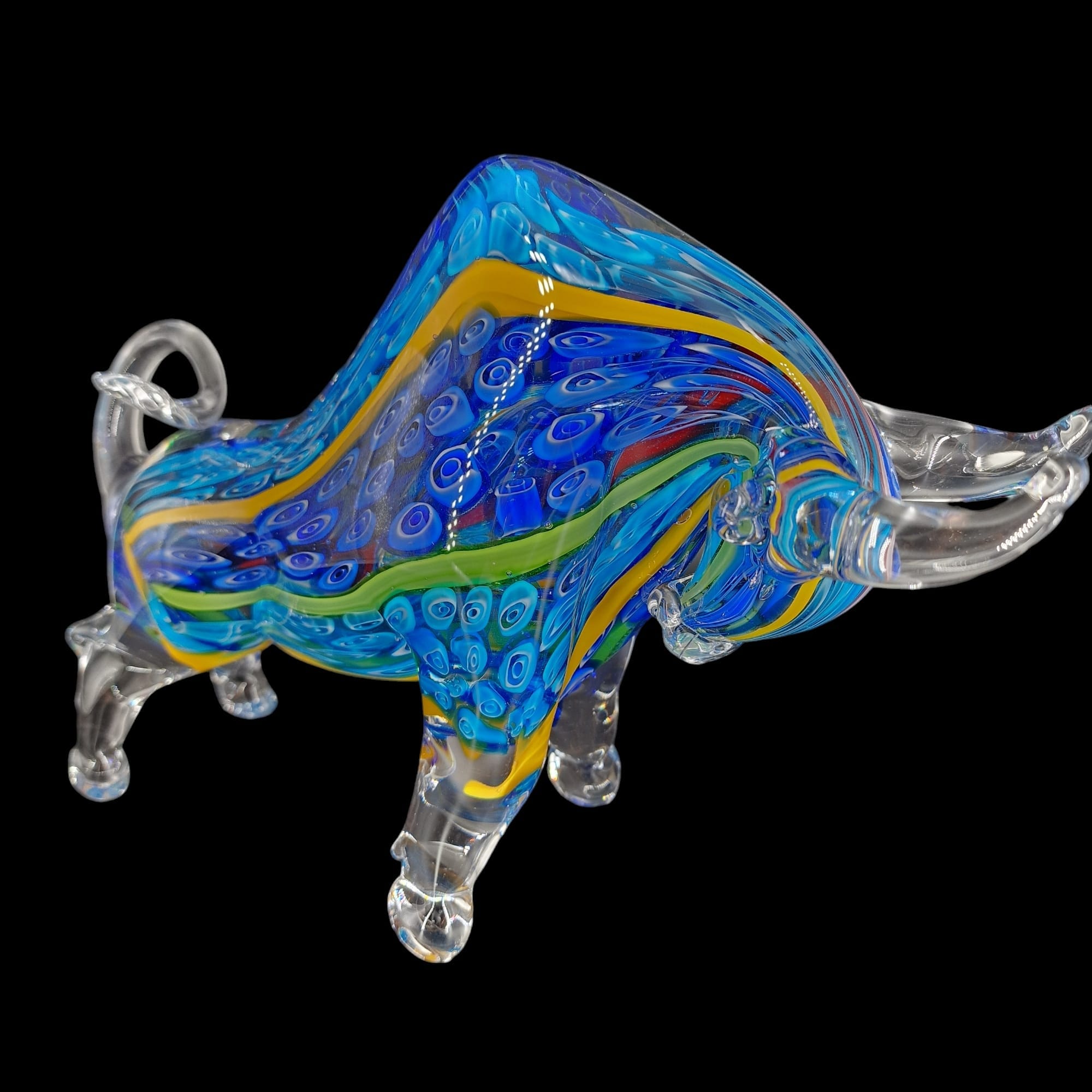 Scultura di toro in vetro realizzata a mano con venature colorate