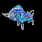 04632_2.jpg Scultura di toro in vetro realizzata a mano con venature colorate