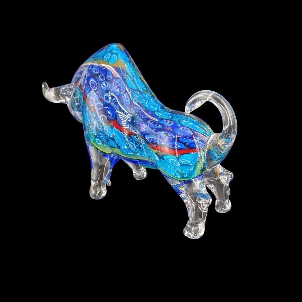 Scultura di toro in vetro realizzata a mano con venature colorate