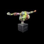 Scultura tuffatore multicolore in resina su piedestallo