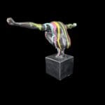 Scultura tuffatore multicolore in resina su piedestallo