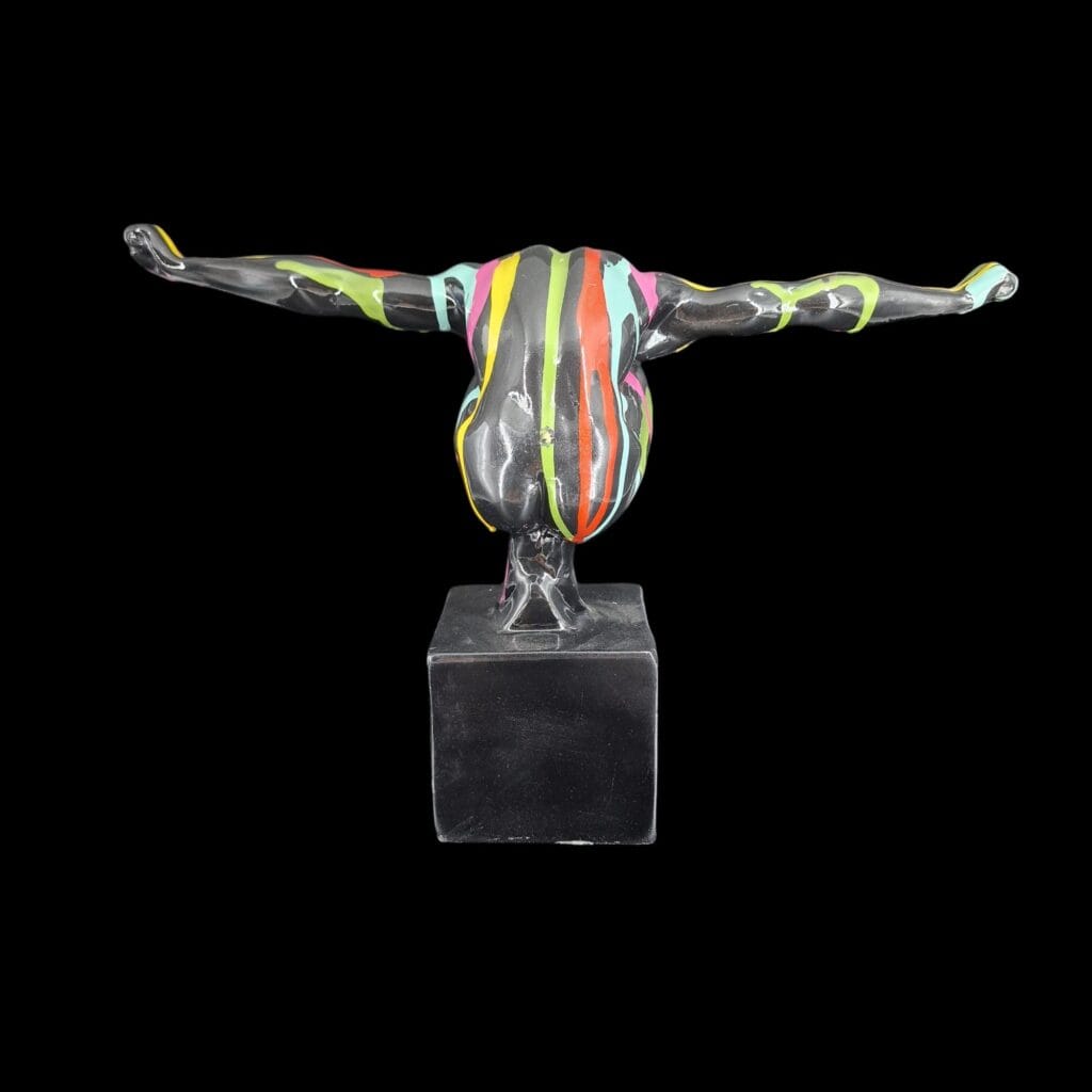 Scultura tuffatore multicolore in resina su piedestallo