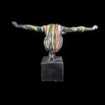 Scultura tuffatore multicolore in resina su piedestallo