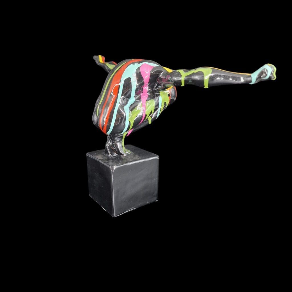 Scultura tuffatore multicolore in resina su piedestallo