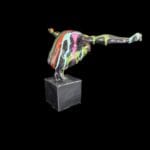 Scultura tuffatore multicolore in resina su piedestallo