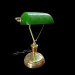 Lampada ministeriale da tavolo con base in ottone lucido e tegola verde regolabile