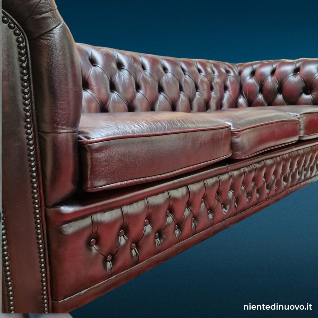Divano Chesterfield tre posti in pelle - Winchester