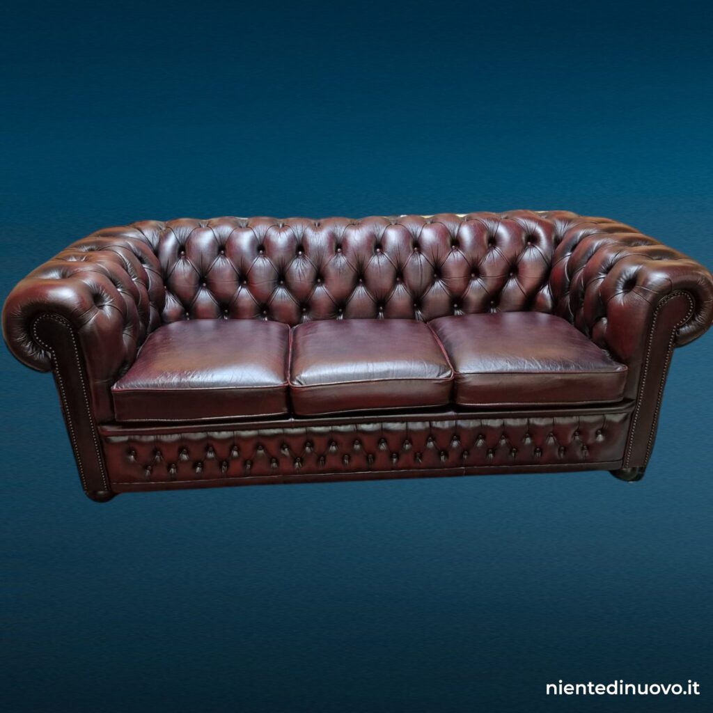 Divano Chesterfield tre posti in pelle - Winchester