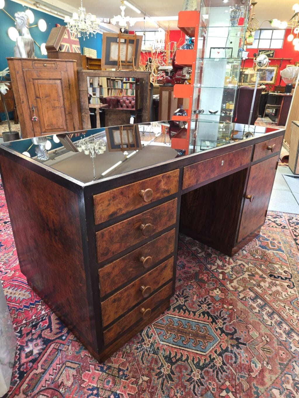 Scrivania Art Deco' in radica anni '20 con piano in vetro nero e cassetti