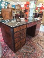 Scrivania Art Deco' in radica anni '20 con piano in vetro nero e cassetti
