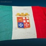 Vecchia bandiera originale della Marina Militare Italiana in cotone con fregio delle repubbliche marinare.