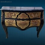 04645.jpg Como a due cassetti stile Boulle, con marmo nero e intarsi decorativi