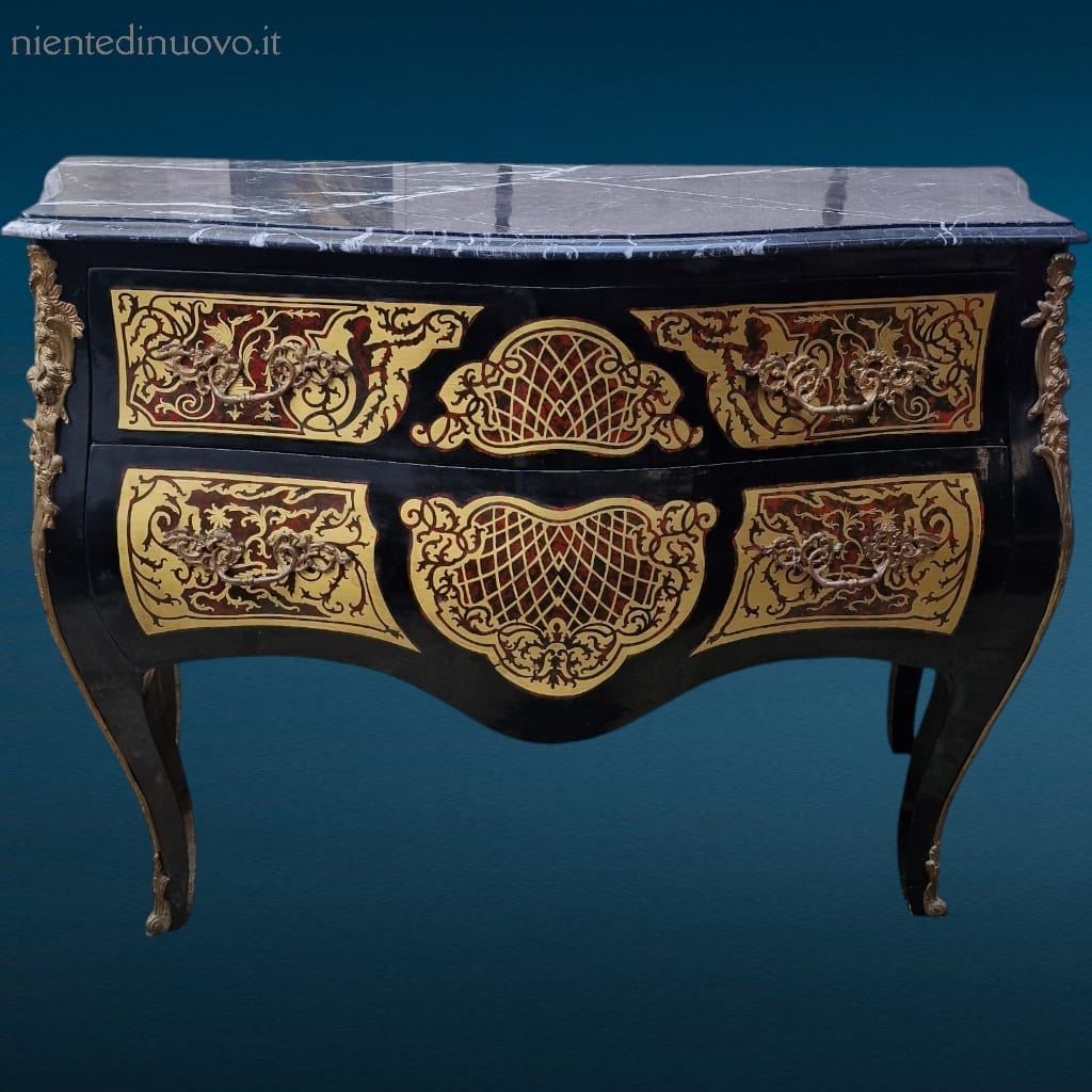 04645.jpg Como a due cassetti stile Boulle, con marmo nero e intarsi decorativi