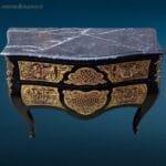 04645_3.jpg Como a due cassetti stile Boulle, con marmo nero e intarsi decorativi