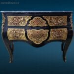04645_4.jpg Como a due cassetti stile Boulle, con marmo nero e intarsi decorativi
