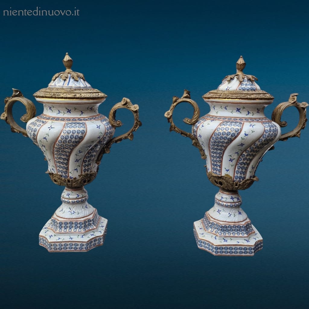 04646.jpg Coppia di vasi in ceramica smaltata craquelé, con motivi floreali e maniglie in bronzo dorato