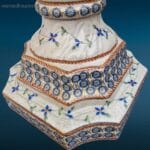 04646_2.jpg Coppia di vasi in ceramica smaltata craquelé, con motivi floreali e maniglie in bronzo dorato