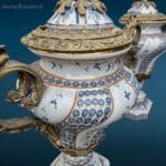 04646_6.jpg Coppia di vasi in ceramica smaltata craquelé, con motivi floreali e maniglie in bronzo dorato