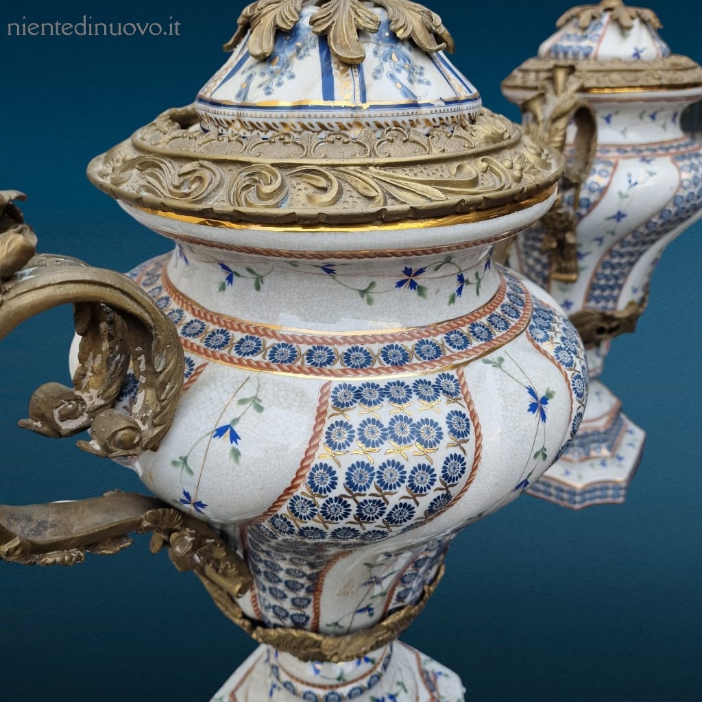 Coppia di vasi in ceramica smaltata craquelé, con motivi floreali e maniglie in bronzo dorato