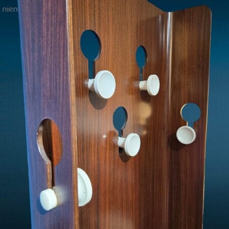 Attaccapanni vintage Fiarm Carlo de Carli in legno palissandro con dettagli bianchi, design anni '60.