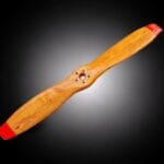 41030.jpg Elica in legno decorativa raffigurante una pala d’aereo, realizzata artigianalmente e perfetta per dare un tocco vintage a casa o ufficio.