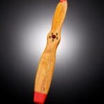 41030_1.jpg Elica in legno decorativa raffigurante una pala d’aereo, realizzata artigianalmente e perfetta per dare un tocco vintage a casa o ufficio.