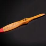 41030_2.jpg Elica in legno decorativa raffigurante una pala d’aereo, realizzata artigianalmente e perfetta per dare un tocco vintage a casa o ufficio.