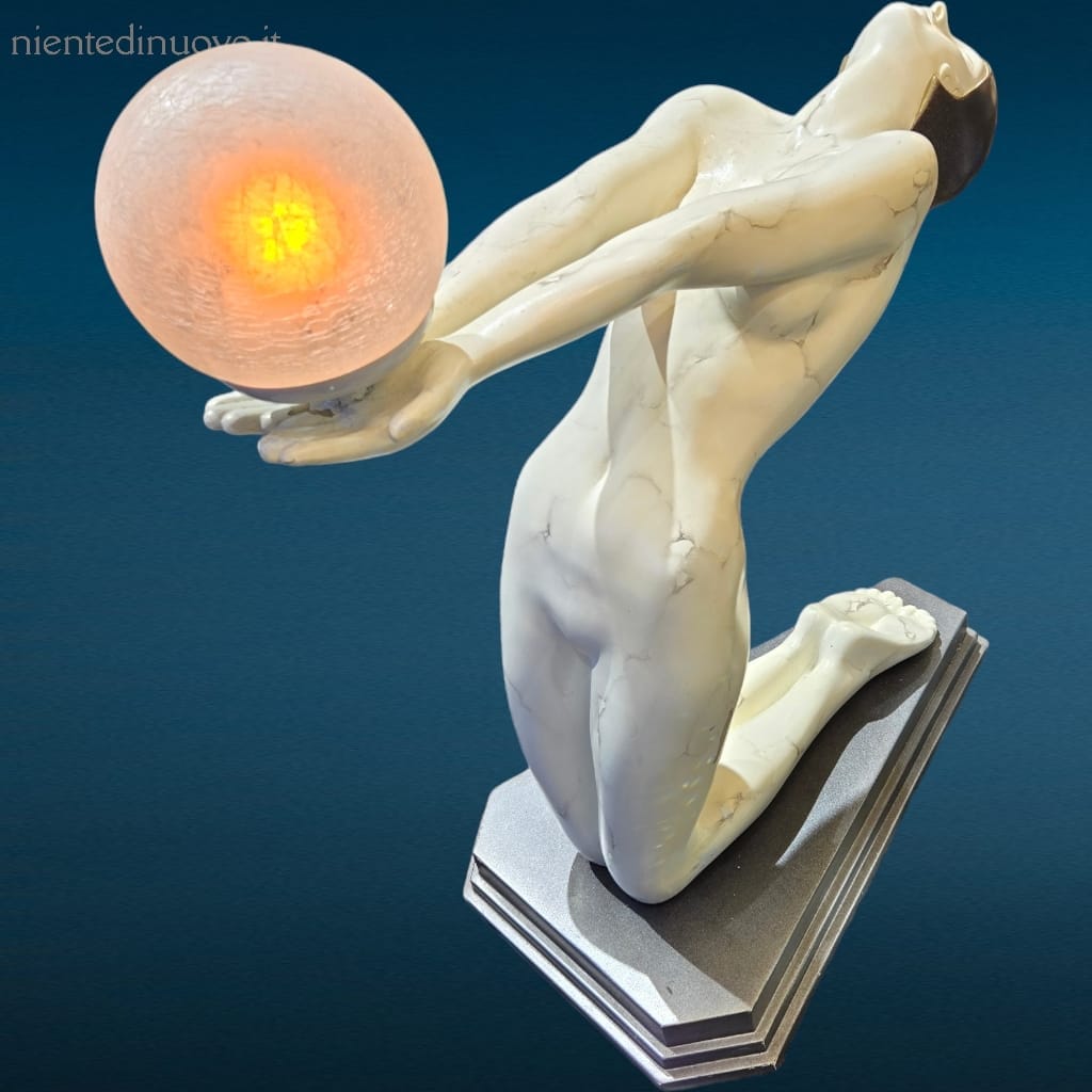 Lampada scultorea da appoggio con figura femminile inginocchiata che regge una sfera luminosa