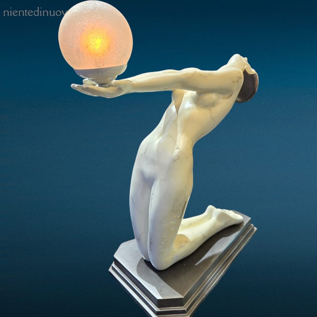 Lampada scultorea da appoggio con figura femminile inginocchiata che regge una sfera luminosa