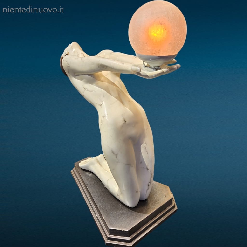 Lampada scultorea da appoggio con figura femminile inginocchiata che regge una sfera luminosa