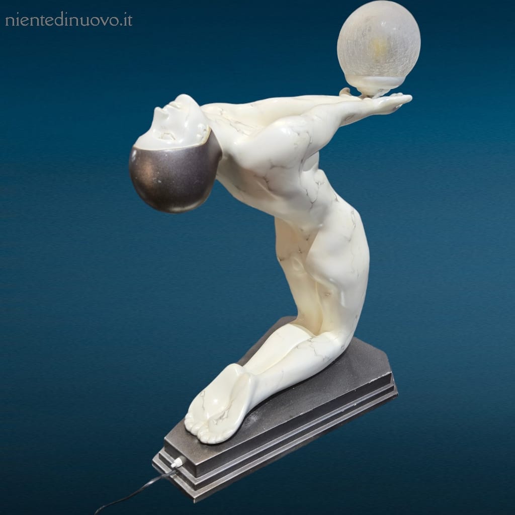 Lampada scultorea da appoggio con figura femminile inginocchiata che regge una sfera luminosa