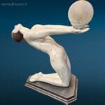 Lampada scultorea da appoggio con figura femminile inginocchiata che regge una sfera luminosa