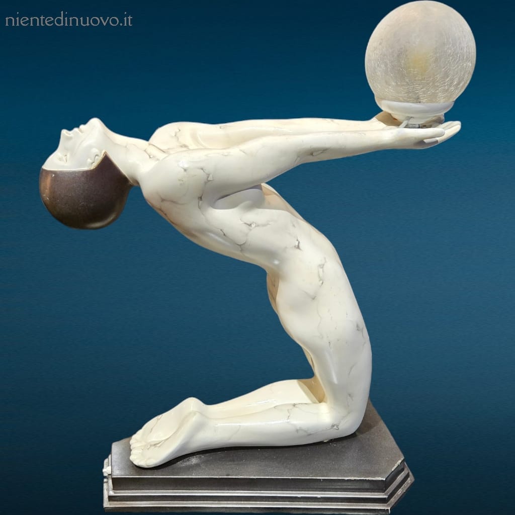 Lampada scultorea da appoggio con figura femminile inginocchiata che regge una sfera luminosa