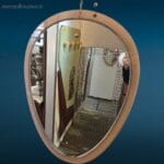41192_1.jpg Specchio a goccia anni 60, design vintage originale, perfettamente conservato con un lieve segno sul bordo, autentico complemento d’arredo anni Sessanta.