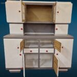 41202_4.jpg Credenza della nonna anni 50 restaurata, con vetri stampati originali e ampi vani portaoggetti.