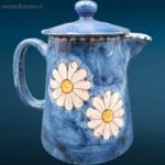 Teiera in ceramica di Vietri firmata V. Pinto, elegante e realizzata a mano.