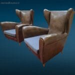 Coppia di poltrone vintage anni 60 in similpelle skay marrone con cuscini in tessuto, design originale e in buone condizioni.