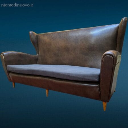 Divano vintage anni 60 in skay marrone con piedini in legno e cuscino rifatto, elegante e autentico.