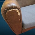 Divano vintage anni 60 in skay marrone con piedini in legno e cuscino rifatto, elegante e autentico.