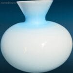 Vaso opalino in vetro di Murano con lavorazione soffiata e incamiciata, design elegante