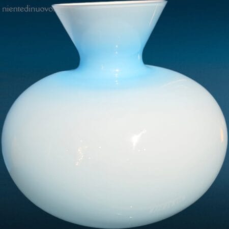 Vaso opalino in vetro di Murano con lavorazione soffiata e incamiciata, design elegante