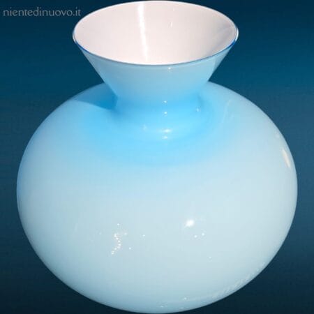 Vaso opalino in vetro di Murano con lavorazione soffiata e incamiciata, design elegante
