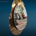 Specchio sagomato vintage anni 60 con vetro fumè e design autentico