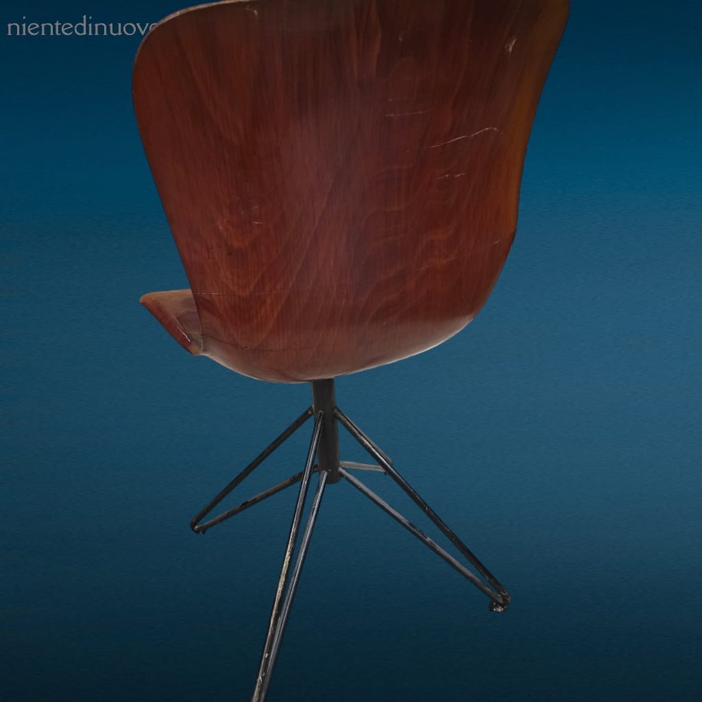 Poltroncina Pagholz vintage leggermente difettata con base regolabile in altezza e design anni ’50.