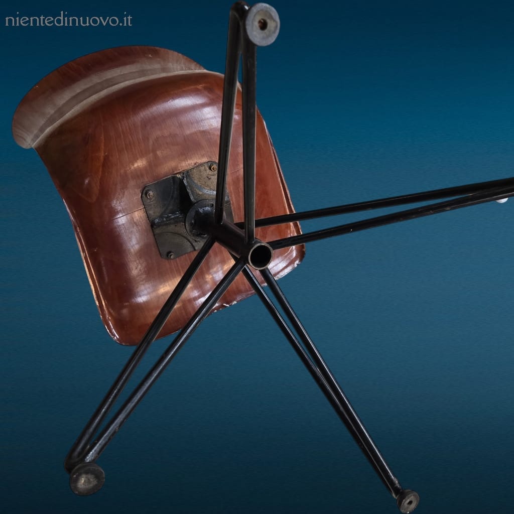 Poltroncina Pagholz vintage leggermente difettata con base regolabile in altezza e design anni ’50.