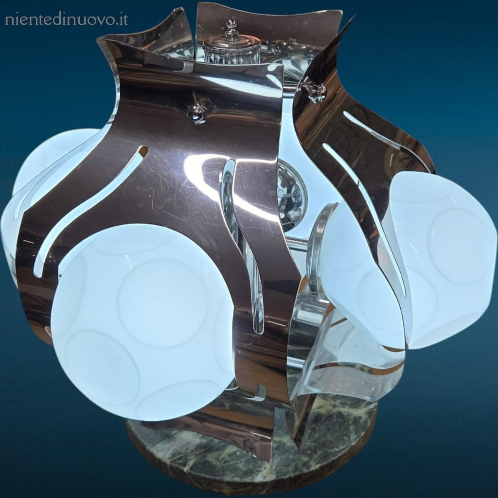 Lampada da tavolo space age in acciaio inox, vetro bianco e base tonda in marmo.