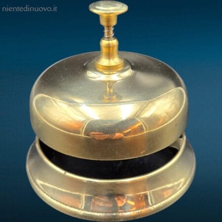 Campanello da hotel in ottone lucido, massiccio, con sistema di percussione a martello inferiore, ideale per reception o collezionisti.
