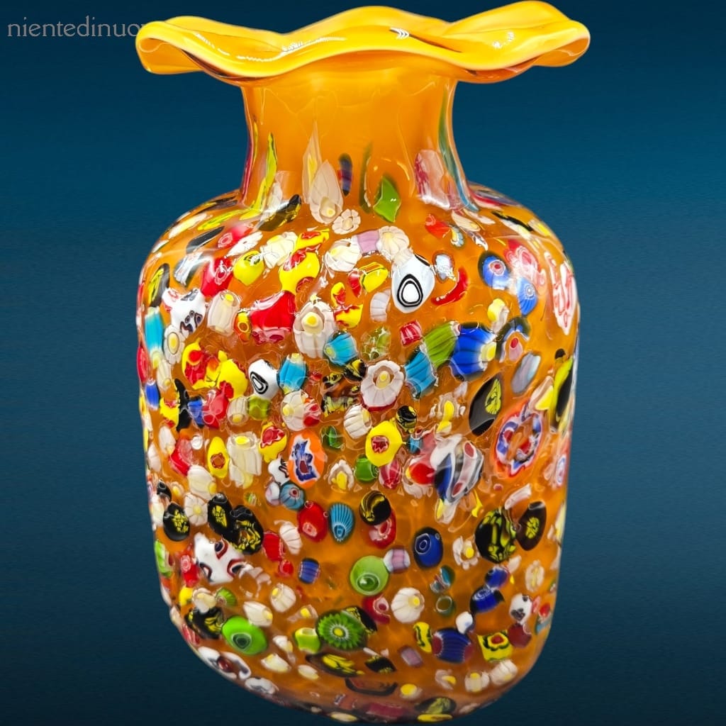 04660.jpg Vaso decorativo in vetro con murrine gialle, base triangolare e bocca a fiore.