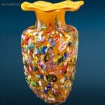 04660_1.jpg Vaso decorativo in vetro con murrine gialle, base triangolare e bocca a fiore.