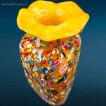 04660_2.jpg Vaso decorativo in vetro con murrine gialle, base triangolare e bocca a fiore.
